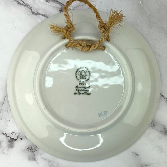 Bing & Grondahl Landsbyjul Swan Christmas in the Village Collector's Plate 9074 - Picture 9 of 10